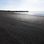 Home2book Comfy Beachfront Daire *